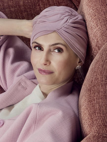 Misa-Mütze von Christine Headwear aus Baumwolle, mit eleganten Falten und gedrehtem Detail oben, in Navy oder Rosenquarz