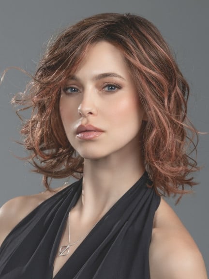 Perücke Delight Mono Part von Ellen Wille: gewellter langer Bob aus Kunsthaar mit besonders langer Lace Front für einen natürlic