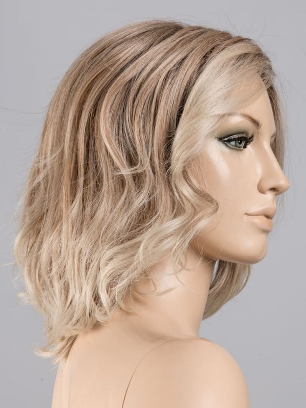 Perücke Delight Mono Part von Ellen Wille: gewellter langer Bob aus Kunsthaar mit besonders langer Lace Front für einen natürlic