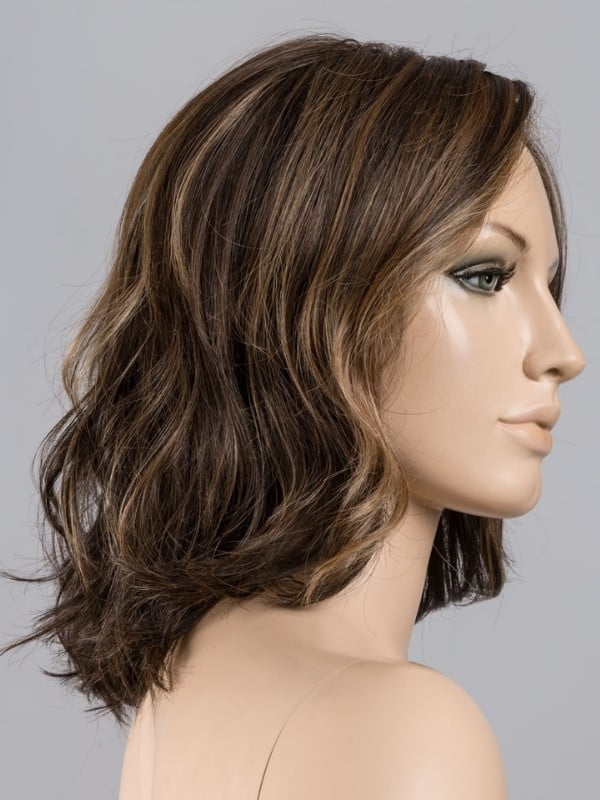 Perücke Delight Mono Part von Ellen Wille: gewellter langer Bob aus Kunsthaar mit besonders langer Lace Front für einen natürlic