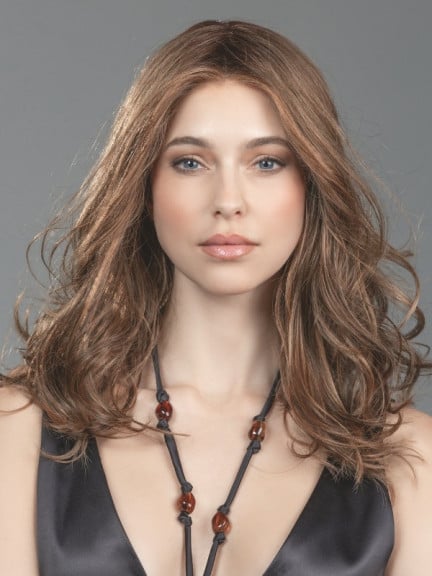 Lange, gewellte Perücke Diva Mono Part von Ellen Wille mit extralanger Lace Front für eine natürliche Optik und ein leichtes Tra