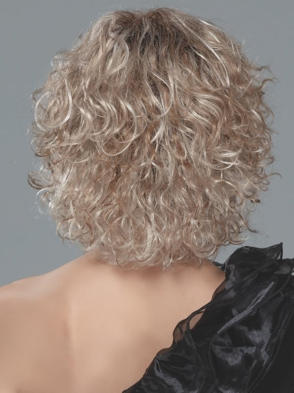 Mittellange, lockige Loop-Perücke von Ellen Wille aus Kunsthaar mit Lace Front, natürlichem Volumen und Standard-Perückenkappe. 
