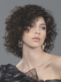 Mittellange, lockige Loop-Perücke von Ellen Wille aus Kunsthaar mit Lace Front, natürlichem Volumen und Standard-Perückenkappe. 
