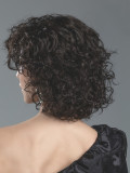 Mittellange, lockige Loop-Perücke von Ellen Wille aus Kunsthaar mit Lace Front, natürlichem Volumen und Standard-Perückenkappe. 