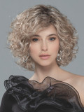 Mittellange, lockige Loop-Perücke von Ellen Wille aus Kunsthaar mit Lace Front, natürlichem Volumen und Standard-Perückenkappe. 