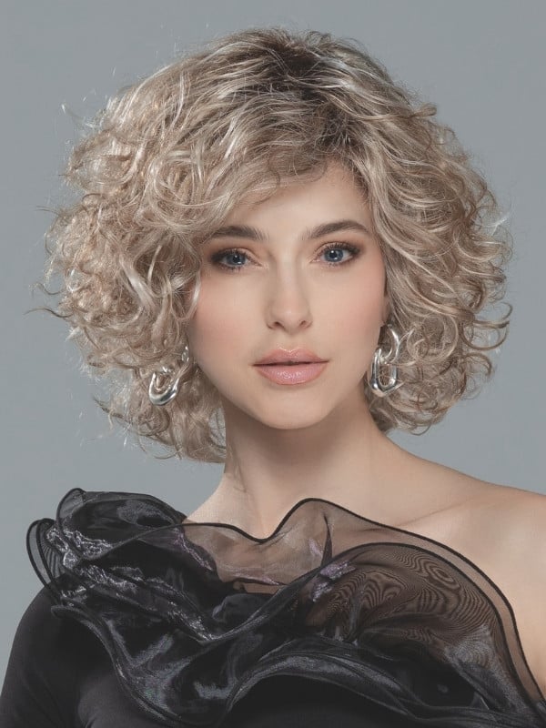 Mittellange, lockige Loop-Perücke von Ellen Wille aus Kunsthaar mit Lace Front, natürlichem Volumen und Standard-Perückenkappe. 