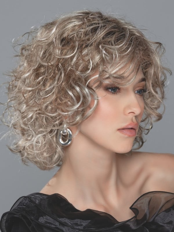 Mittellange, lockige Loop-Perücke von Ellen Wille aus Kunsthaar mit Lace Front, natürlichem Volumen und Standard-Perückenkappe. 