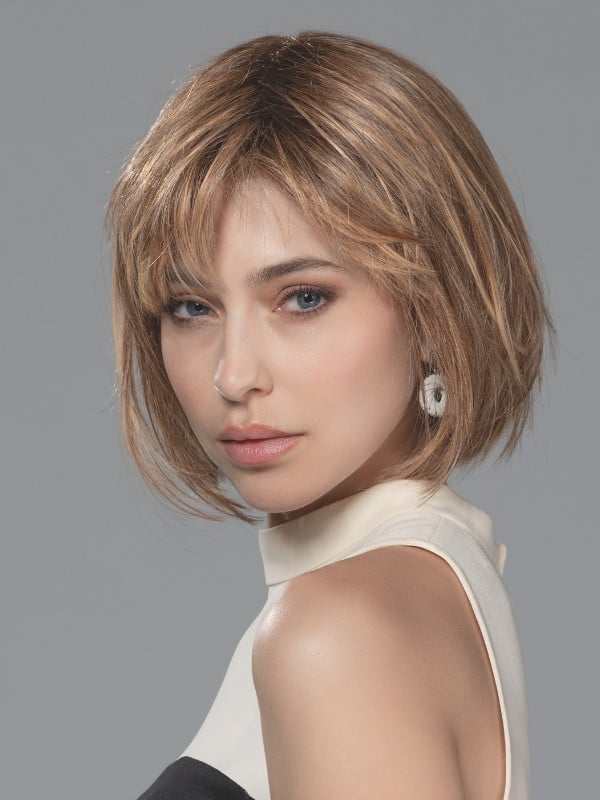 Kurze, glatte Bob-Perücke Sing Mono Part von Ellen Wille mit geradem Pony, dezentem Lace-Front-Ansatz und Monofilament-Scheitel 