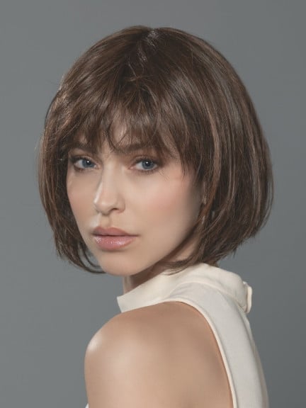 Kurze, glatte Bob-Perücke Sing Mono Part von Ellen Wille mit geradem Pony, dezentem Lace-Front-Ansatz und Monofilament-Scheitel 