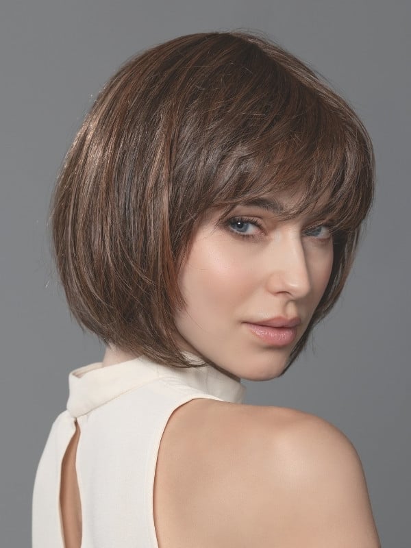 Kurze, glatte Bob-Perücke Sing Mono Part von Ellen Wille mit geradem Pony, dezentem Lace-Front-Ansatz und Monofilament-Scheitel 