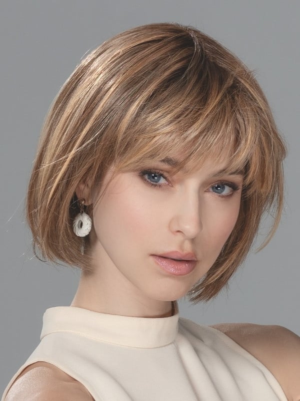 Kurze, glatte Bob-Perücke Sing Mono Part von Ellen Wille mit geradem Pony, dezentem Lace-Front-Ansatz und Monofilament-Scheitel 