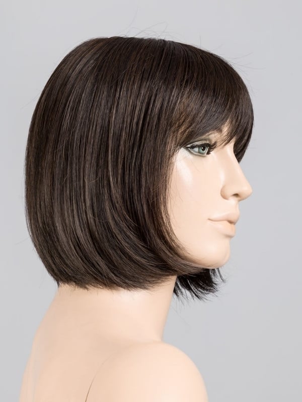 Kurze, glatte Bob-Perücke Sing Mono Part von Ellen Wille mit geradem Pony, dezentem Lace-Front-Ansatz und Monofilament-Scheitel 