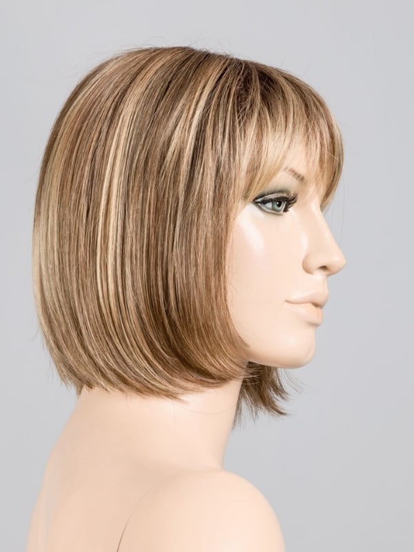 Kurze, glatte Bob-Perücke Sing Mono Part von Ellen Wille mit geradem Pony, dezentem Lace-Front-Ansatz und Monofilament-Scheitel 