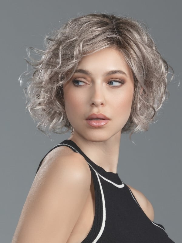 Kurze, lockige Perücke Turn Mono Part von Ellen Wille aus Kunsthaar mit Lace Front und Scheitel aus Teil-Monofilament für einen 