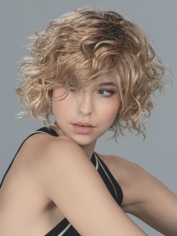 Kurze, lockige Perücke Turn Mono Part von Ellen Wille aus Kunsthaar mit Lace Front und Scheitel aus Teil-Monofilament für einen 