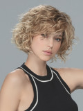 Kurze, lockige Perücke Turn Mono Part von Ellen Wille aus Kunsthaar mit Lace Front und Scheitel aus Teil-Monofilament für einen 