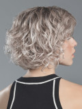 Kurze, lockige Perücke Turn Mono Part von Ellen Wille aus Kunsthaar mit Lace Front und Scheitel aus Teil-Monofilament für einen 