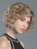 Kurze, lockige Perücke Turn Mono Part von Ellen Wille aus Kunsthaar mit Lace Front und Scheitel aus Teil-Monofilament für einen 