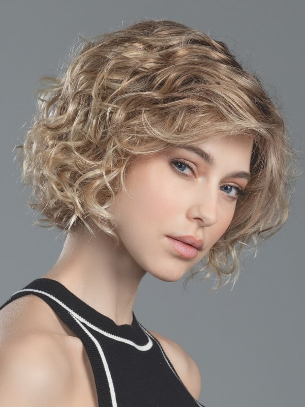 Kurze, lockige Perücke Turn Mono Part von Ellen Wille aus Kunsthaar mit Lace Front und Scheitel aus Teil-Monofilament für einen 