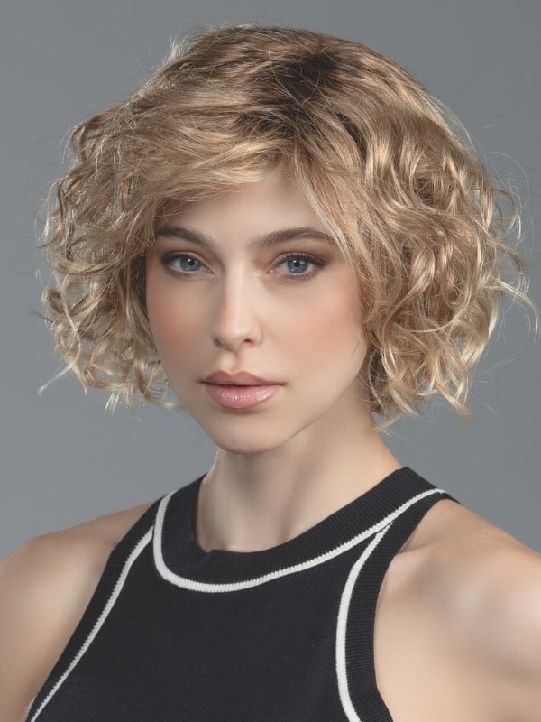 Kurze, lockige Perücke Turn Mono Part von Ellen Wille aus Kunsthaar mit Lace Front und Scheitel aus Teil-Monofilament für einen 