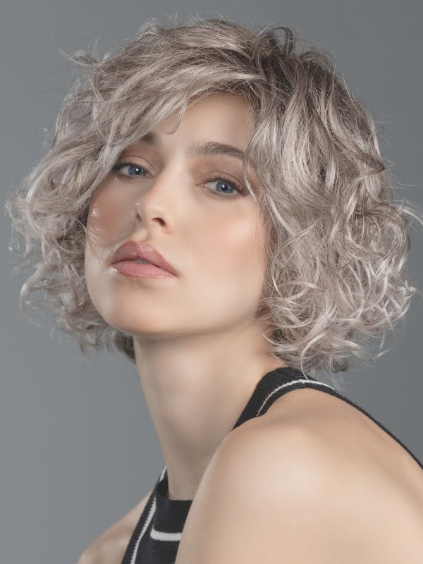 Kurze, lockige Perücke Turn Mono Part von Ellen Wille aus Kunsthaar mit Lace Front und Scheitel aus Teil-Monofilament für einen 