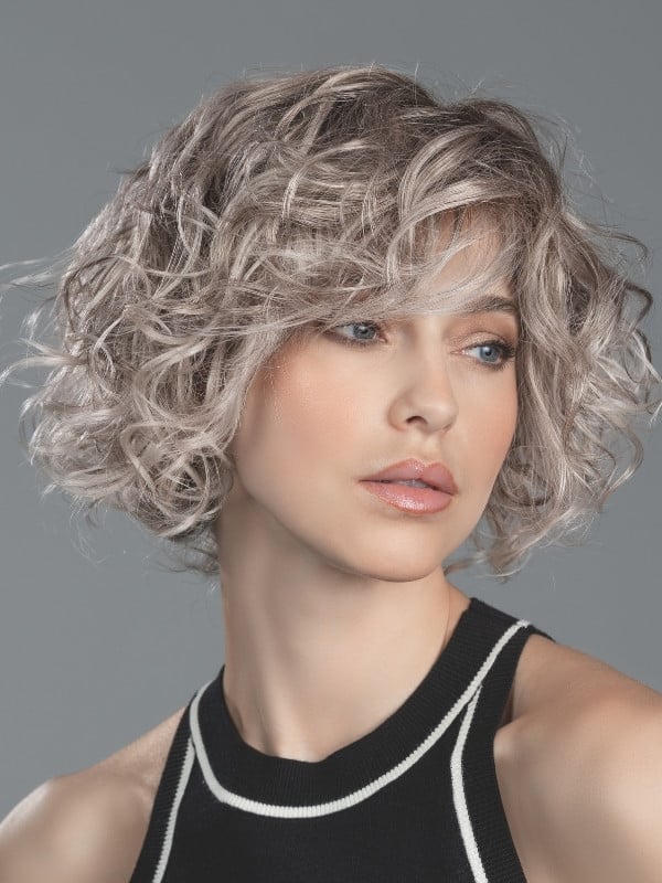 Kurze, lockige Perücke Turn Mono Part von Ellen Wille aus Kunsthaar mit Lace Front und Scheitel aus Teil-Monofilament für einen 