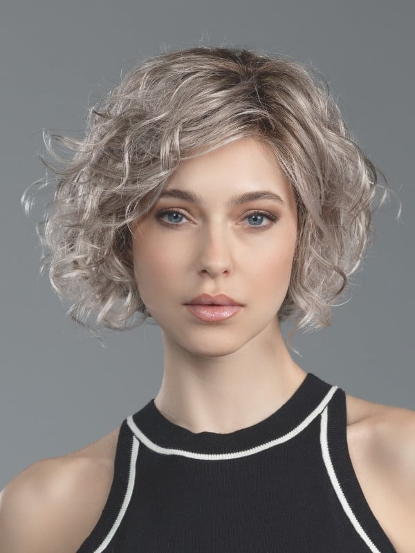 Kurze, lockige Perücke Turn Mono Part von Ellen Wille aus Kunsthaar mit Lace Front und Scheitel aus Teil-Monofilament für einen 