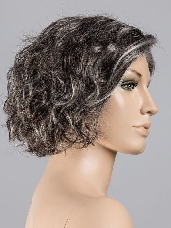 Kurze, lockige Perücke Turn Mono Part von Ellen Wille aus Kunsthaar mit Lace Front und Scheitel aus Teil-Monofilament für einen 