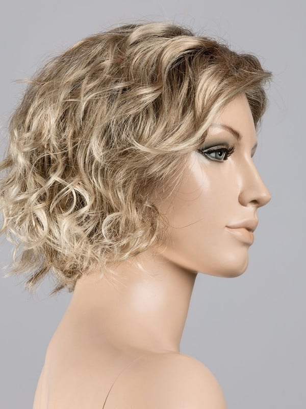 Kurze, lockige Perücke Turn Mono Part von Ellen Wille aus Kunsthaar mit Lace Front und Scheitel aus Teil-Monofilament für einen 