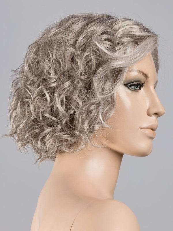 Kurze, lockige Perücke Turn Mono Part von Ellen Wille aus Kunsthaar mit Lace Front und Scheitel aus Teil-Monofilament für einen 