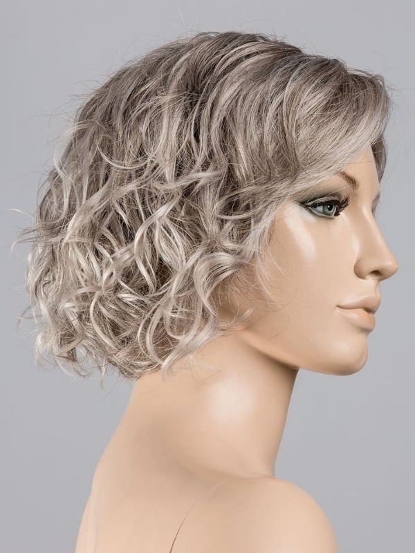Kurze, lockige Perücke Turn Mono Part von Ellen Wille aus Kunsthaar mit Lace Front und Scheitel aus Teil-Monofilament für einen 