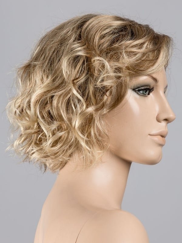 Kurze, lockige Perücke Turn Mono Part von Ellen Wille aus Kunsthaar mit Lace Front und Scheitel aus Teil-Monofilament für einen 