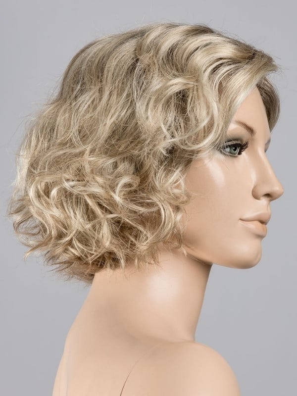 Kurze, lockige Perücke Turn Mono Part von Ellen Wille aus Kunsthaar mit Lace Front und Scheitel aus Teil-Monofilament für einen 
