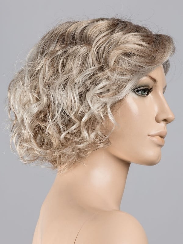 Kurze, lockige Perücke Turn Mono Part von Ellen Wille aus Kunsthaar mit Lace Front und Scheitel aus Teil-Monofilament für einen 