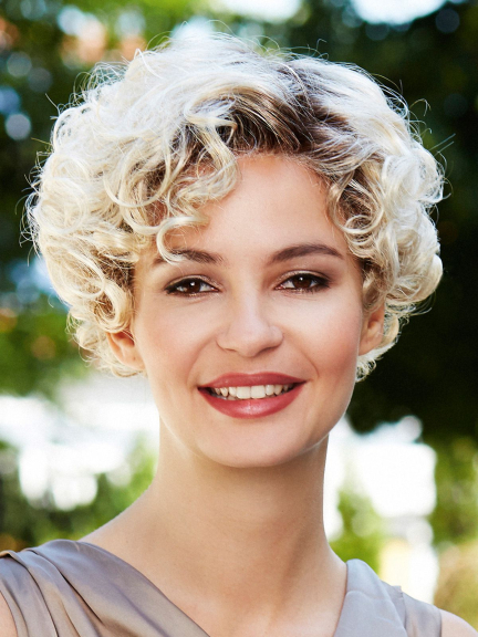 Entdecken Sie Celina Lace von Gisela Mayer, kurze wellige Perücke mit natürlichem Volumen