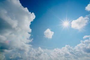 Himmel mit Wolken und Sonne