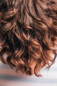 Lockiges Haar