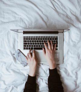 Person, die auf einer Laptop-Tastatur tippt