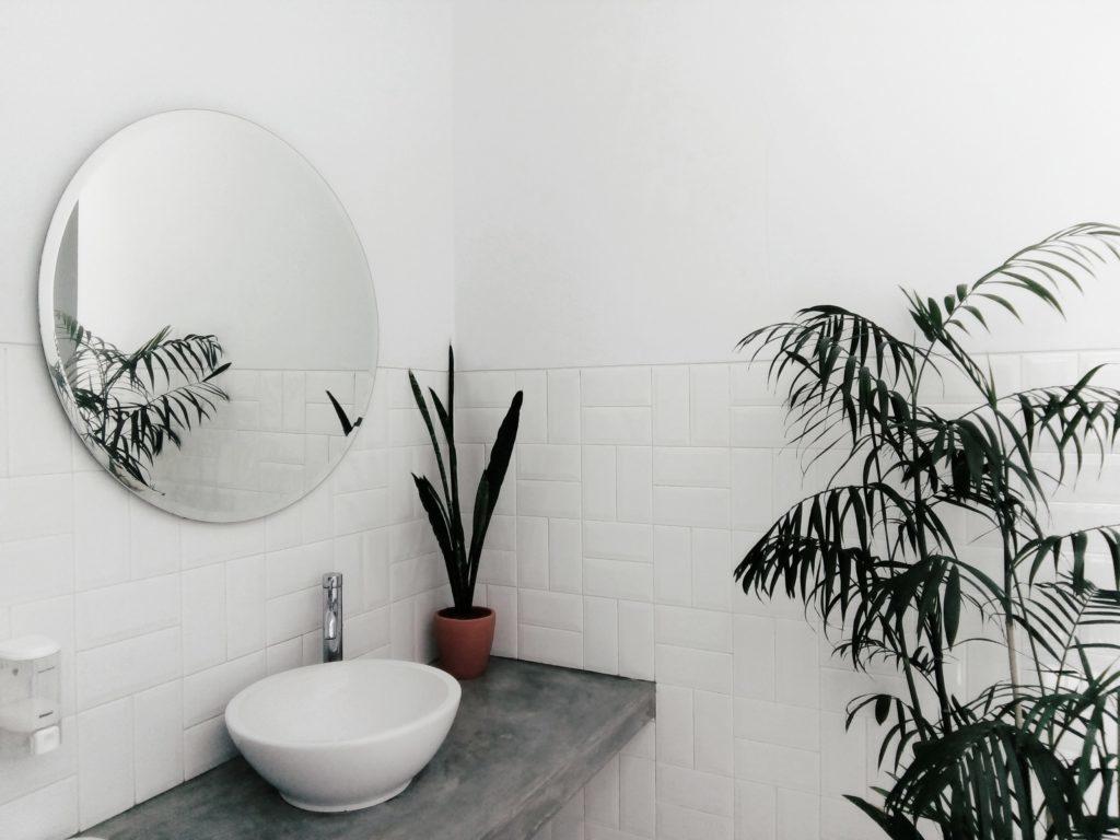 Waschbecken und Spiegel in einem Badezimmer