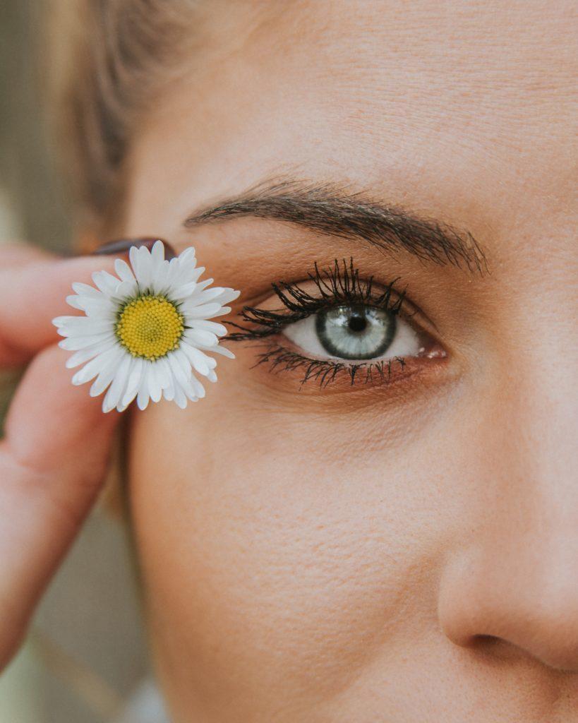 Augen mit einer Margerite