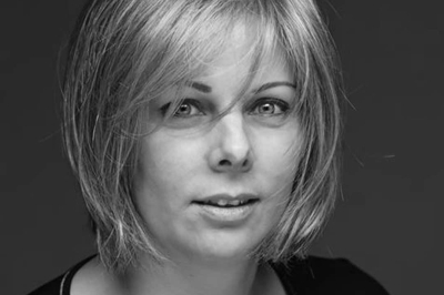 Porträt von Anne-Laure: Eine lebhafte Frau, die sich in ihrer Haut wohlfühlt