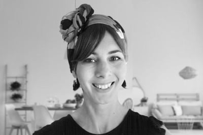Porträt von Mélanie: Fransen + farbiger Turban, ihre perfekte Kombination, um ih