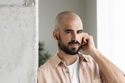 Kahlheit und Alopezie: Haarausfall verstehen und seine psychologischen Auswirkun